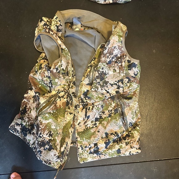 Sitka Optifade hunting kit,Tops 2XL pants 42. Day pack included - Picture 5 of 6